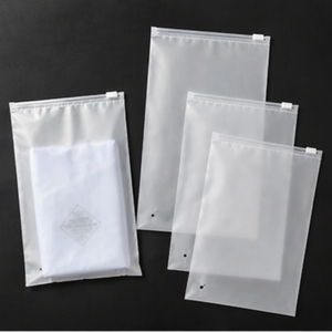 Sacs à fermeture éclair transparents givrés refermables pour vêtements, essentiels de voyage et organisation, pochette de rangement résistante à l'eau et durable - Product Image 1