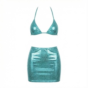 Ensemble de yoga 2 pièces imprimé papillon bleu avec finition dorée, body à col en V profond et jupe portefeuille longueur genou - Product Image 1