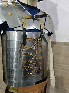 Auténtica Lorica Segmentata Medieval con Casco Romano, Acero Antiguo con Detalles en Latón, Armadura de Caballero para Halloween y Navidad - Product Image 6