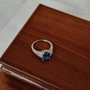 Anillo de compromiso de lujo para mujer Revalia con corte esmeralda y halo, engaste de puntas, para fiesta de bodas - Product Image 2