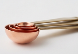 Ensemble élégant de cuillères doseuses en cuivre avec manches en laiton, outils de cuisine en métal pour des mesures culinaires précises - Product Image 4