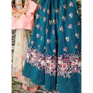 Lehenga Choli de Seda Bordado en Azul Turquesa con Espalda Ilusionada - Product Image 3