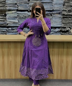 Salwar Kameez Tradicional de Algodón para Mujer con Dupatta, Adorno de Perlas y Latkan, SHAGUN 85301, Estilo Boutique - Product Image 2