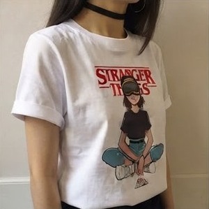 เสื้อยืดแขนสั้นผ้าคอตตอนผสมสีขาวสำหรับผู้หญิง <span class=keywords><strong>Stranger</strong></span> Things คอกลม พิมพ์ลายดิจิทัล ดีไซน์ตัวละคร ทรงปกติ ใส่ได้ทุกฤดูกาล - Product Image 2