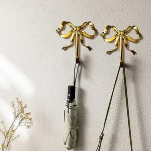 Atractivo diseño de lazo para organizar la pared del hogar y colgar bolsos, paraguas, llaves y más. Gancho de buena calidad y en oferta. - Product Image 1