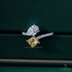 แหวนเพชรทรงเจ้าหญิงสีเหลืองและทรงลูกแพร์ Toi et Moi ทองคำขาว 18K แบบ Bypass Pave Band เพชรเพาะเลี้ยงสำหรับแหวนหมั้น - Product Image 2