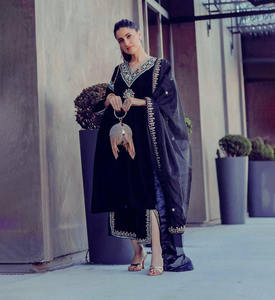 Salwar Kameez spécial Eid Ramzan, prêt à porter et personnalisable, vêtements de mariage pakistanais, Kurti-Palazzo en velours fantaisie et Dupatta en gros - Product Image 1