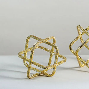 ประติมากรรมรูปทรงสามเหลี่ยมพีระมิดสีทองโลหะ งานแฮนด์เมด ศิลปะสมัยใหม่สำหรับตกแต่งห้องนอน ของตกแต่งบนโต๊ะ รูปปั้นรูปสามเหลี่ยมสำหรับของขวัญรับปริญญา - Product Image 3