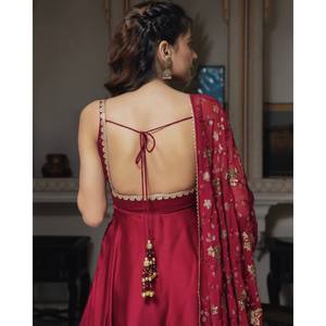 Robe de soirée trapèze en satin faite main par un créateur, avec jupe et dupatta, coupe taille naturelle - Product Image 1