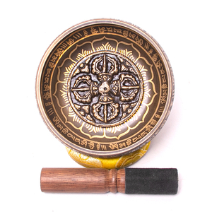Ensemble de bols chantants en laiton à double dorje en relief, gravés de mantras et personnalisables avec logo, pour la thérapie sonore, avec coussin en brocart et anneau. - Product Image 1