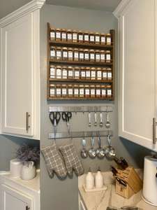 Estante de especias de madera maciza de gran capacidad premium, de 20 a 28 pulgadas de ancho, de cuatro niveles, para montar en la pared, organizador de cocina para botellas de especias. - Product Image 3