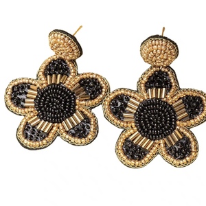 Boucles d'oreilles en perles lapin de Pâques et carotte, et boucles d'oreilles clous perroquet artisanales ornées de perles de la marque BaubleBar - Product Image 5