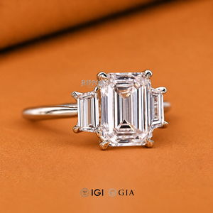 Anillo de Compromiso con Diamante de Corte Esmeralda de Tres Piedras, Diamante Lateral en Forma de Trapezoide, Anillo de Boda con Diamante Certificado por IGI, Anillo de Propuesta - Product Image 2