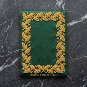 Badges brodés sur mesure en fil d'or, faits à la main, vert, pour insignes maçonniques, avec bordure vierge en forme de feuille, pour la confection de patchs - Product Image 1