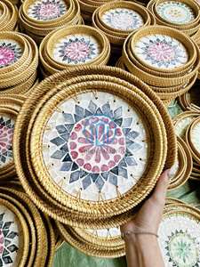 Plateau de service rond intemporel en rotin avec incrustation délicate de fleurs en nacre, cadre en fibres naturelles fait main, élégant et décoratif - Product Image 3