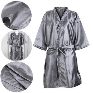 Nouvelle conception – Kimono de coiffure confortable en polyester imperméable avec poches pour les clients de salons de beauté et spas - Product Image 2