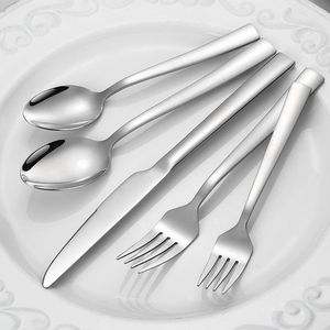 Juego de cubiertos metálicos contemporáneos, elegantes utensilios de acero inoxidable diseñados para una presentación moderna en la mesa de comedor y para el uso diario en la cocina. - Product Image 5