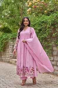 Conjunto Tradicional Indio-Pakistaní de Salwar Kameez Rosa para Fiesta con Bordado Floral, Corte Regular y Secado Rápido - Product Image 1