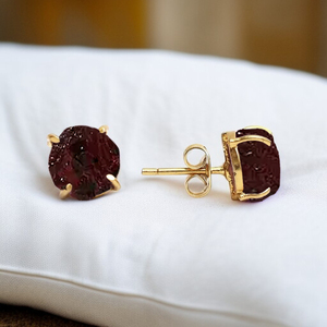 Boucles d'oreilles clous en argent sterling 925 plaqué or avec grenat brut, pierre de naissance, serties griffes |   Bijoux en pierre de naissance naturelle du mois de janvier - Product Image 4