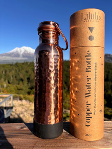 Botella de agua de cobre puro de calidad premium para beber, con beneficios ayurvédicos para la salud y tapa a prueba de fugas, disponible para la venta. - Product Image 2