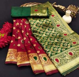 Sari en soie Banarasi de qualité supérieure pour femmes, tenue ethnique idéale pour les occasions spéciales et les réunions, disponible à la vente - Product Image 4