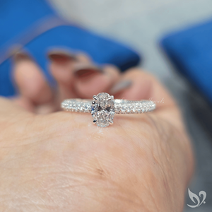 Bague en or blanc 10K avec diamant de laboratoire ovale de 0,50 carat, trois rangées pavées, design élégant allongé et étincelant - Product Image 5