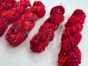 Hilo de Seda Sari Ecológico de Color Rojo Primario, Hecho a Mano con Fibra Reciclada para Tejer a Mano, Crochet, Manualidades y DIY - Product Image 2