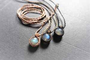 Colliers minimalistes en macramé avec labradorite |   Colliers classiques simples avec pierres précieuses en forme de boule |   HARI OM CREATIONS Style bouddhiste en alliage de zinc - Product Image 4