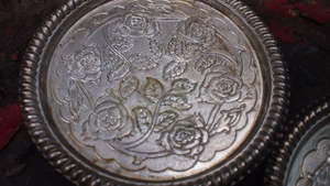 Lot de 4 sous-verres ronds en métal personnalisés au design unique, parfaits pour les mariages et la décoration de la vaisselle du resort, de qualité supérieure - Product Image 3