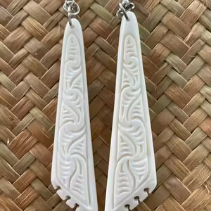 Pendientes Colgantes Hechos a Mano con Hueso de Búfalo Clásico y Color Blanco para Mujer, Ideales para Fiestas y Eventos, Artesanía Natural - Product Image 1