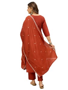 Ensemble 3 pièces Salwar Kameez droit en soie rouge brodé style romain pour femme RN, coupe régulière, séchage rapide, idéal pour les fêtes - Product Image 4