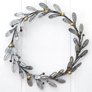 Corona rústica de zinc bellamente elaborada con hojas de metal envejecido y adornada con bayas doradas brillantes, decoración navideña - Product Image 1