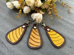 Porte-clés en cuir taillé sculpté à la main avec forme exotique et mousqueton Porte-clés uniques en cuir de vachette véritable personnalisé pour unisexe - Product Image 2