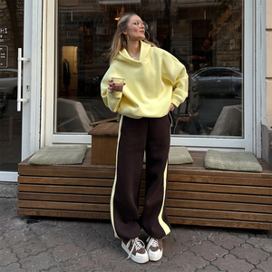 Ensemble sweat-shirt à capuche jaune pour femme, pantalon de survêtement marron coupe ample longueur intégrale couleur unie avec poches latérales, tenue décontractée d'automne - Product Image 1