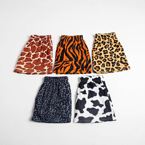 Shorts de Malla Sublimados Hechos a Medida, Shorts de Playa con Bolsillo de Parche con Estampado de Leopardo Hechos a Medida - Product Image 4