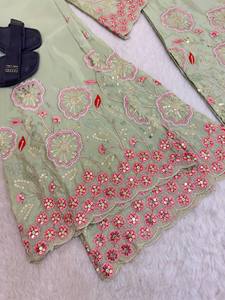 Conjunto de Diseño de Lujo en Seda y Viscosa, Estilo Tradicional, Bordado Floral Intenso con Hilos, Detalles de Lentejuelas, Escote Bordado - Product Image 2