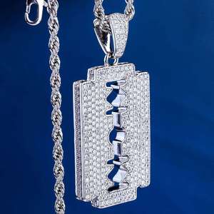 Colgante de Cuchilla de Afeitar Plateado con Micro Pavé de Diamantes de Imitación, Joyería de Hip Hop para Hombre, Regalo - Product Image 1