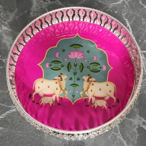 Plateau décoratif rond en métal profond, artisanal, avec motif de vache orientale peint à la main, couleur rose, pour la décoration de mariage et de la maison - Product Image 1