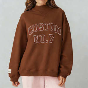 เสื้อสเวตเชิ้ตคอกลมโอเวอร์ไซส์สีเบจสำหรับผู้หญิง รุ่น Custom No.7 พร้อมลายพิมพ์ตัวอักษรหมายเลข 7 สีขาว ผลิตจากผ้าฝ้ายถัก 100% เหมาะสำหรับใส่ในฤดูใบไม้ร่วง - Product Image 3