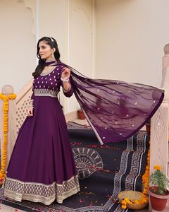 Dernier modèle de robe Anarkali traditionnelle pour femme, violette, manches 3/4, en crêpe de georgette, semi-couturée, pour mariages et fêtes - Product Image 3