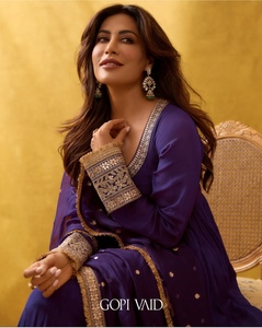 Ensemble prêt à expédier de vêtements ethniques en soie chinon avec dupatta à bordure en dentelle à volants et pantalon à taille élastique, vente en gros de vêtements de boutique - Product Image 4