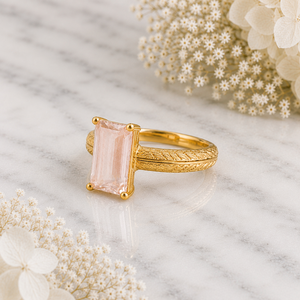 Anillo de Cuarzo Rosa con Baño de Oro Amarillo sobre Plata de Ley 925, Grabado Vintage, Gema Baguette de 4x8 mm, Anillo para Mujer - Product Image 3
