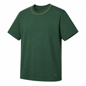 Camiseta Verde Bosque al por Mayor con Cuello Redondo, Ribete Dorado en Contraste y Detalle Geométrico Minimalista, Ropa Casual Personalizada para Hombre - Product Image 4