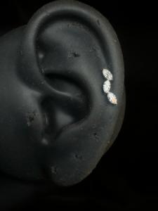 Pendiente de hoja con diamante marquesa en oro de 14K para perforaciones en hélice y cartílago - Product Image 1