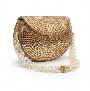 Bolso de mano de lujo con estampado de dibujos animados en relieve para mujer - Cartera de noche adornada hecha a mano con correa de cadena - Clásico para bodas - Product Image 1