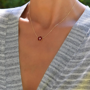 สร้อยคอจี้ประดับเพชรและโกเมนลายดอกไม้สีเหลืองทอง - Product Image 2
