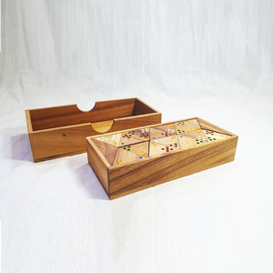 Juego de dominó de madera artesanal con puntos de colores incrustados dentro de una caja rectangular deslizante para juego moderno en la mesa. - Product Image 5