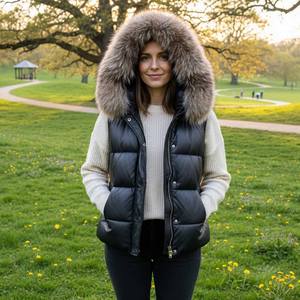 Gilet matelassé en cuir véritable pour femme avec garniture en fourrure, fermeture éclair à capuche, coupe-vent et respirant - Product Image 5