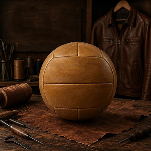 Balón de fútbol de cuero genuino vintage con acabado artesanal, costuras premium, decoración deportiva, en venta a bajo precio. - Product Image 4