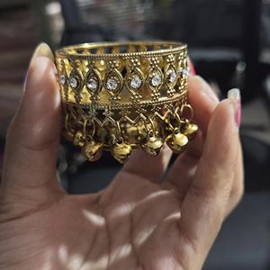 Ensemble de porte-bougies décoratifs dorés pour bougies chauffe-plat et décoration intérieure, porte-bougies chauffe-plat en métal doré avec clochettes Ghungroo - Product Image 1